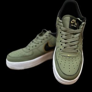 Womens 2021
Air Force 1 '07 LV8 'Metallic Swoosh Pack - Oil Green'